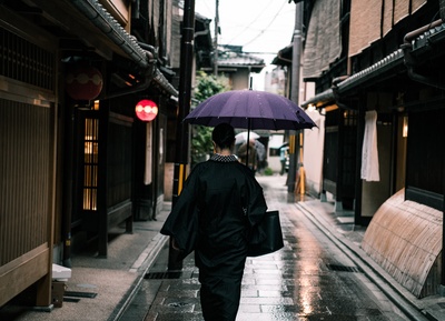 站在我的伞下的图片-女人拿着紫色雨伞走在街上