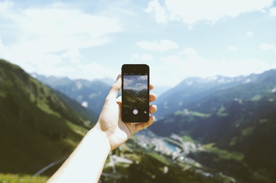 智能手机的图片-手持太空灰iPhone 5S拍摄山景