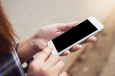 智能手机的图片-手持银色iPhone 6显示黑屏的人