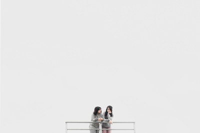 淡色调的图片-两个女人靠在栅栏上