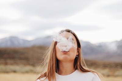 淡色调的图片-穿白色圆领衬衫的女人
