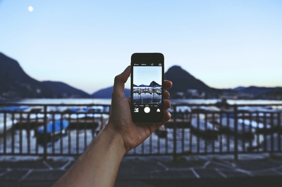 冒险的图片-拿着iPhone的人在水下拍摄山的照片