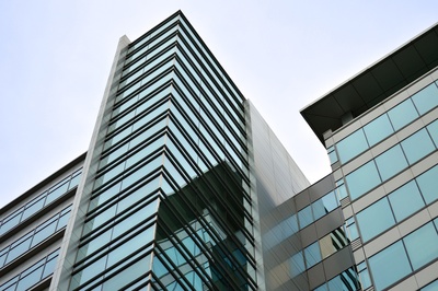 办公室生活的图片-蓝黑玻璃建筑外部