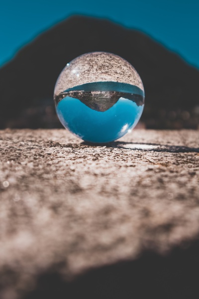 水晶球的图片-透明玻璃球的浅焦摄影