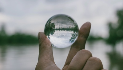 水晶球的图片-持水晶球者特写照片