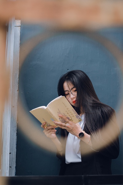 爱读书的图片-女人看书