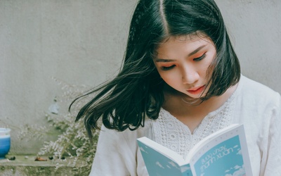 爱读书的图片-妇女看书特写照片