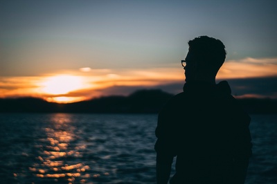 海景的图片-日出时人的轮廓