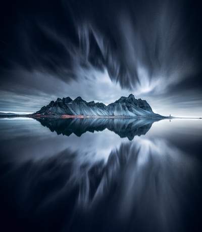 黑暗与喜怒无常的图片-水体上的冰山