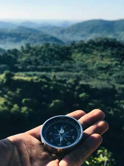 环游世界的图片-灰黑色圆规