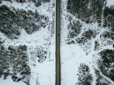 雪在下落的图片-冬季灰色混凝土道路航拍照片