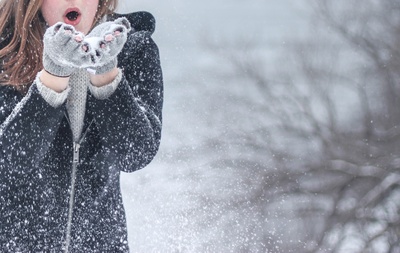 雪在下落的图片-女式黑色拉链连帽夹克