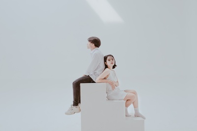 白色简约的图片-女人坐在男人旁边的楼梯上的照片
