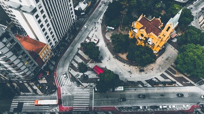 城市生活的图片-靠近道路和建筑物的大教堂