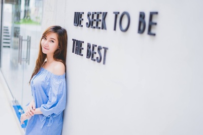 心情忧郁的图片-穿蓝衣服的女人靠在墙上