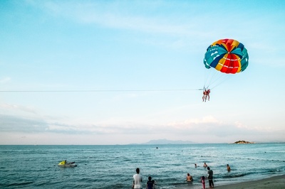 夏洛夫的图片-海上跳伞者
