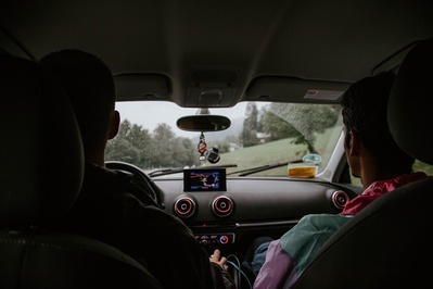 公路旅行的图片-车内有两个人