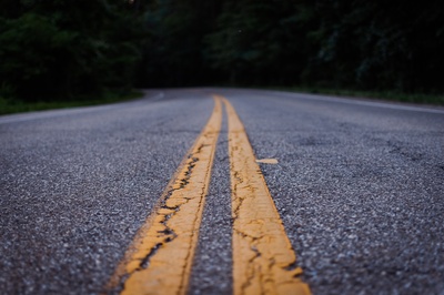 公路旅行的图片-灰色混凝土道路近景照片