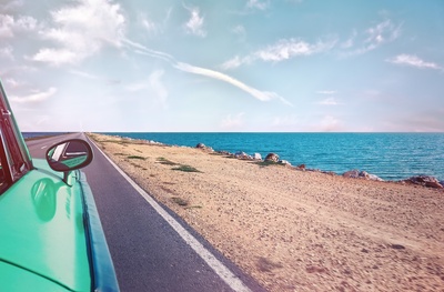 公路旅行的图片-蓝海海滨绿色汽车