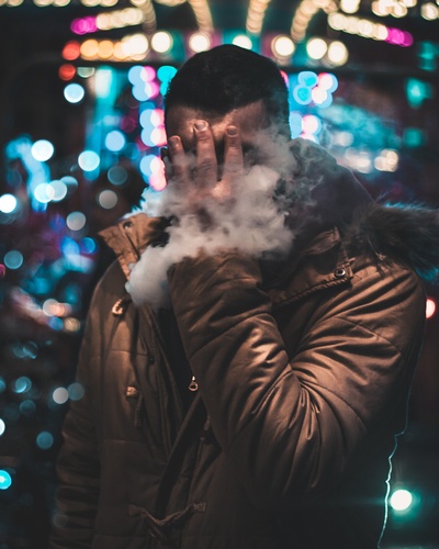 派对时间的图片-穿夹克的人抱着脸
