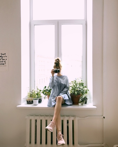 手机摄影的图片-穿灰色长袖连衣裙的女人坐在窗户上