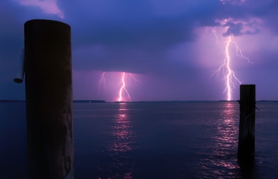 暴风雨正在酝酿的图片-海上闪电对抗风暴云
