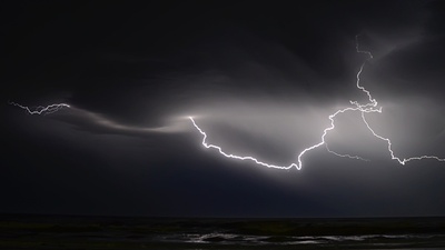 暴风雨正在酝酿的图片-夜空中的闪电