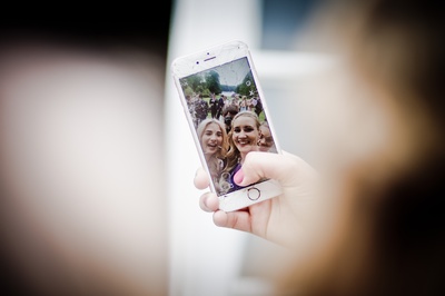自拍的图片-黄金iPhone6的选择性聚焦照片显示两名女性自拍