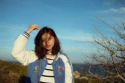 叛逆，你的脸一团糟的图片-上山的女人把手举在头上拍照