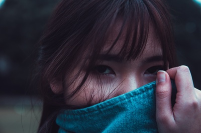叛逆，你的脸一团糟的图片-棕色头发、蓝色牛仔外套的女人