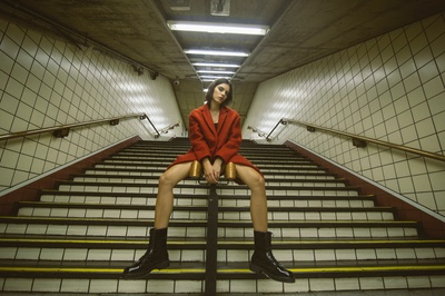 叛逆，你的脸一团糟的图片-女人坐在扶手上，双手放在前面