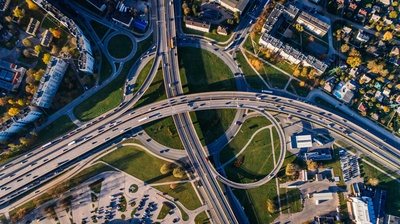 航拍的图片-建筑物和道路的航拍照片