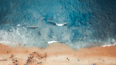 航拍的图片-海滩上人们的航空摄影