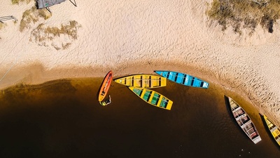 航拍的图片-各色划艇顶视图