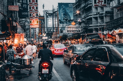 大城市生活的图片-车流拥挤的街道