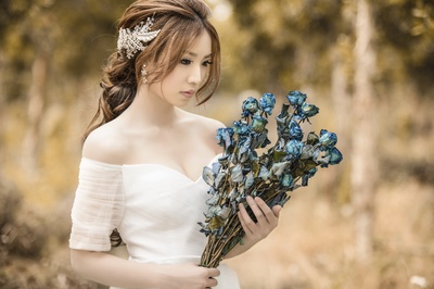 从此幸福的图片-拿着蓝色花朵的女人