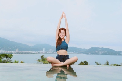 臀部与健康的图片-在池边练瑜伽的女人