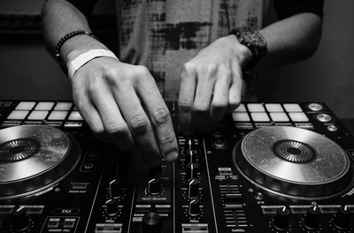 让音乐播放的图片-用DJ控制器拍摄人的灰度照片