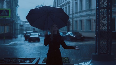 雨天的图片-拿伞的女人