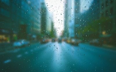 雨天的图片-从玻璃窗看街道