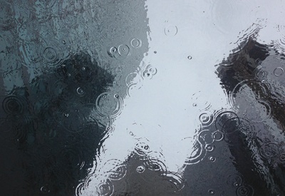 雨天的图片-白天建筑物对水体的反射