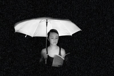 雨天的图片-拿着一把雨伞的女人灰阶照片