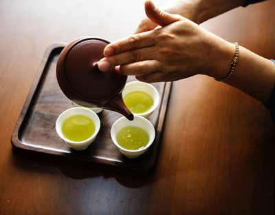 美味茶的图片-茶壶倒茶特写摄影