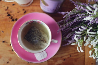 美味茶的图片-茶杯里的茶包