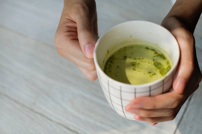 美味茶的图片-手持陶瓷杯的人的特写照片