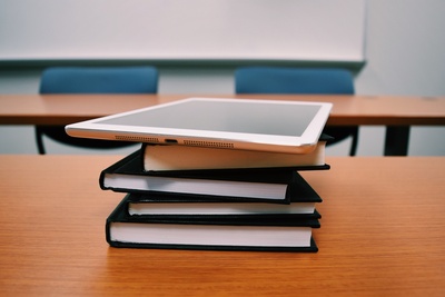 回到学校的图片-书籍上的银色iPad