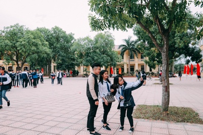 回到学校的图片-男人旁边两个女人合影的照片