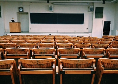 回到学校的图片-房间里有棕色和黑色的木椅