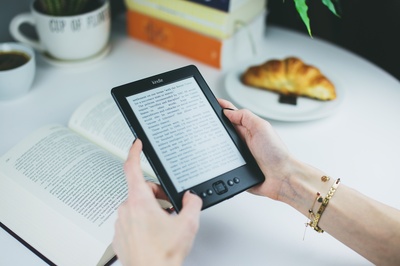 回到学校的图片-手持Kindle电子书阅读器的人