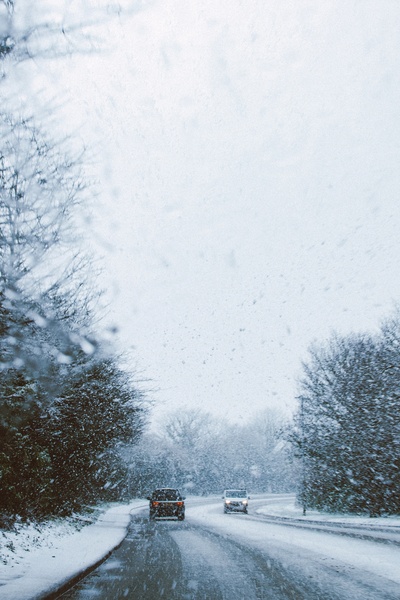 手机壁纸的图片-路上有雪的汽车